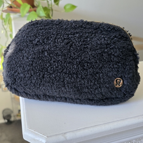 Lululemon Athletica Everywhere Black Sherpa Belt Bag - Picture 9 of 16